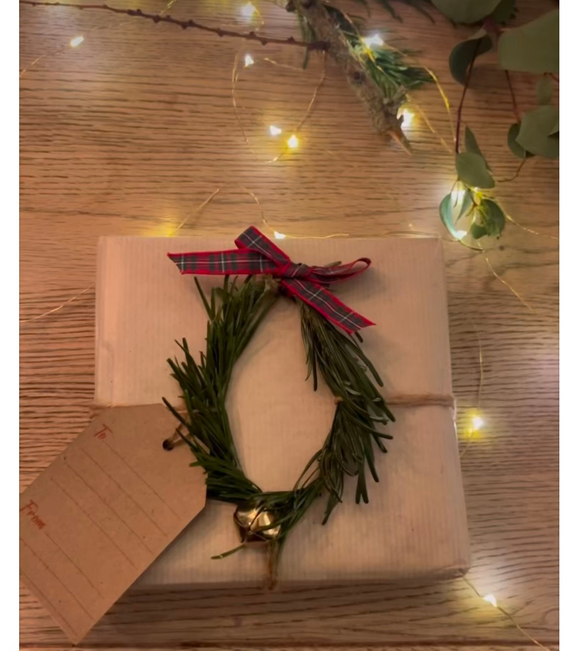 Easy Festive Wrapping Ideas | Wreath